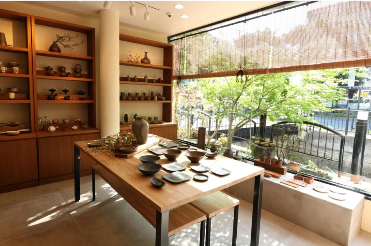 日本茶インストラクターや陶芸家のセミナーを行います。