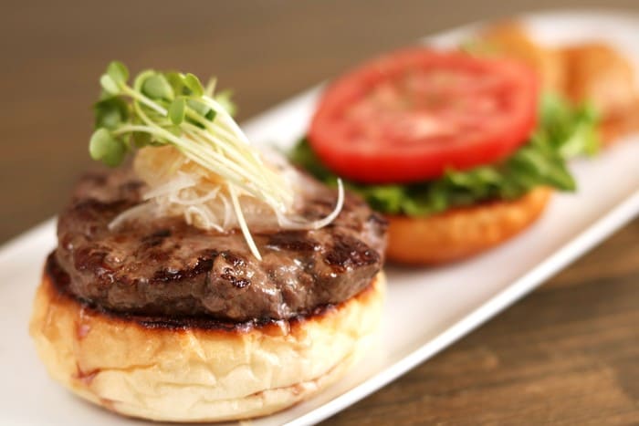 食べるべき一品/角切りミンチのお肉を感じる神戸牛バーガー