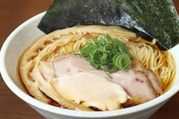 魚介×国産鶏スープの絶妙なバランス「鶏中華そば」